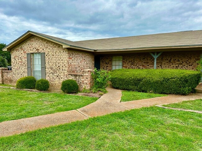 201-203-203 W Gruver Cir in Hewitt, TX - Building Photo - Building Photo