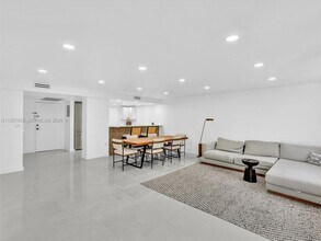 10000 W Bay Harbor Dr in Bay Harbor Islands, FL - Building Photo - Building Photo