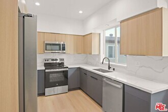 1709 Burnside Ave in Los Angeles, CA - Building Photo - Building Photo