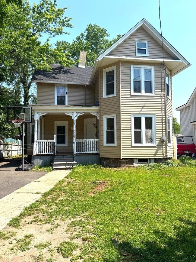 property at 724 E Pear St