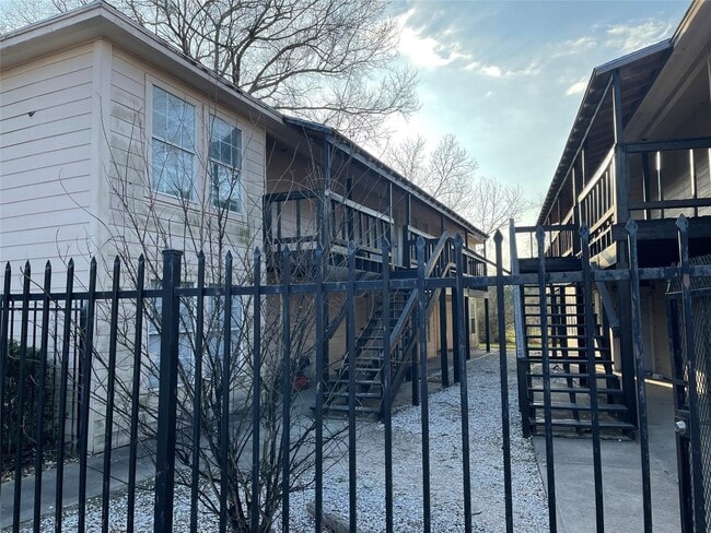property at 2003 Phillips St