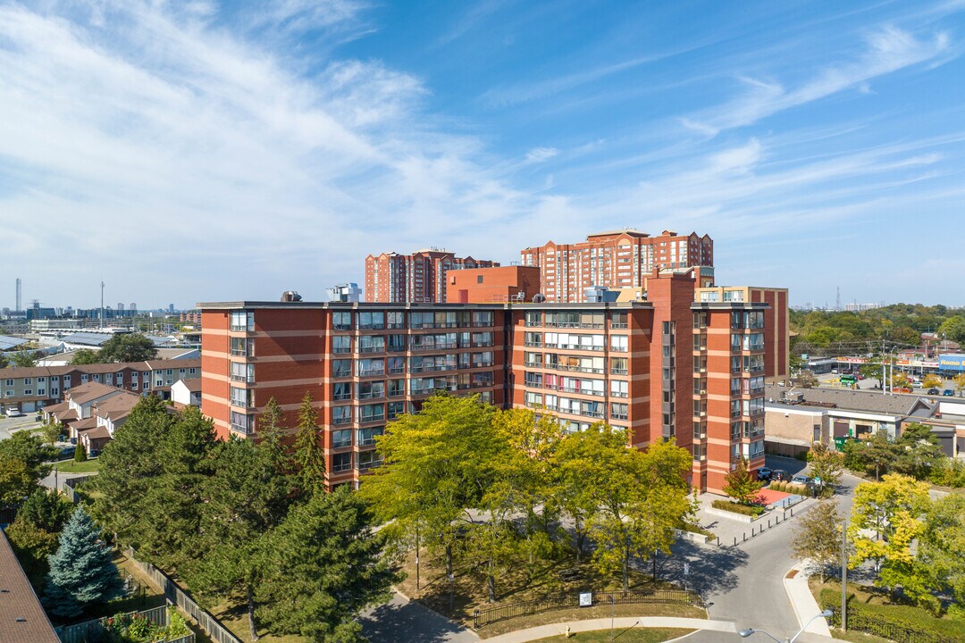 Gus Harris Place in Toronto, ON - Building Photo