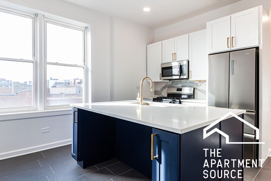 2344 W Charleston St, Unit 1R in Chicago, IL - Foto de edificio