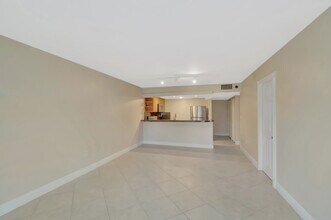 345 Ocean Dr in Miami Beach, FL - Building Photo - Building Photo