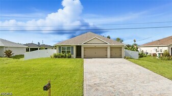 2465 NW 9th St in Cape Coral, FL - Building Photo
