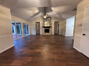 1109 Lohmans Crossing Rd in Lakeway, TX - Foto de edificio - Building Photo