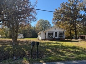 1129 Tidmore Bend Rd in Gadsden, AL - Building Photo