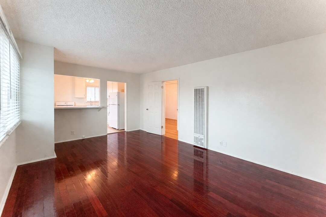 906 Edgewood St in Inglewood, CA - Building Photo