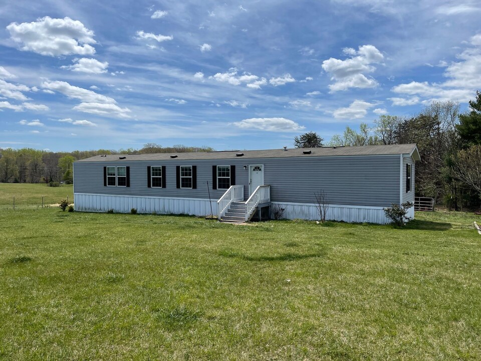 393 Hardtimes Rd in Farmville, VA - Building Photo