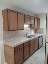 106 Car Mol Dr, Unit 11 in Johnson City, TN - Foto de edificio - Building Photo