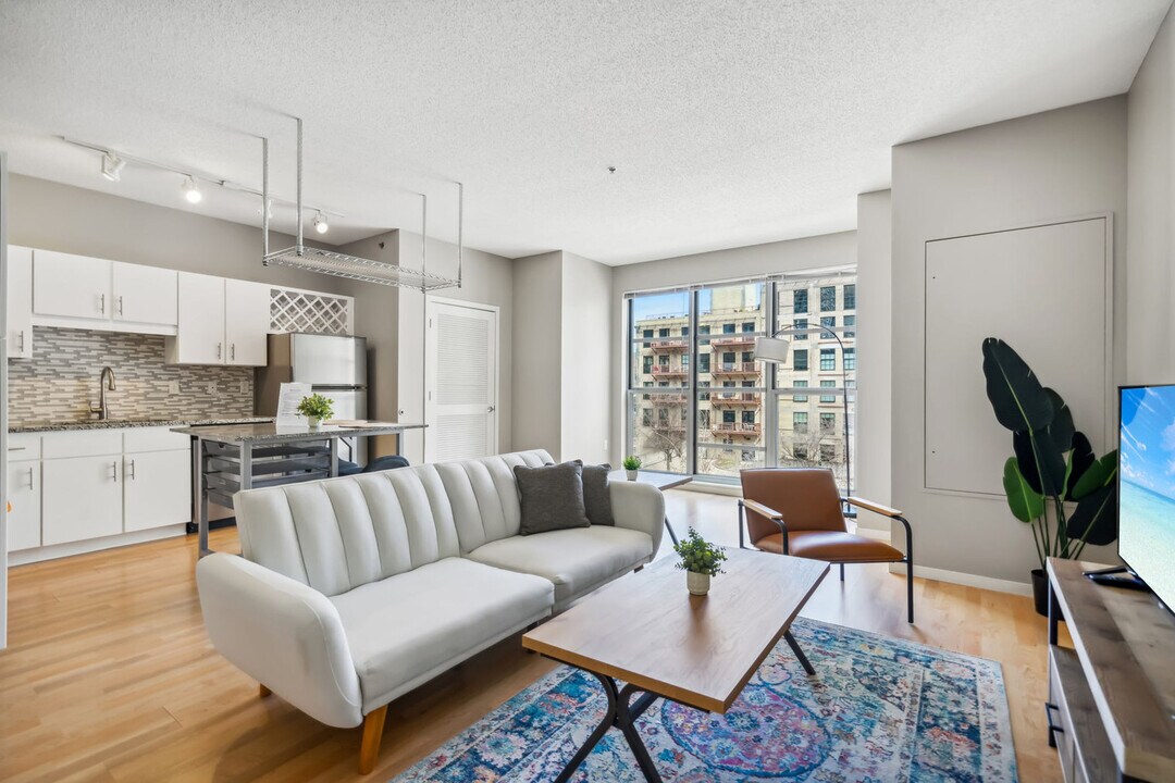 225 Portland Ave in Minneapolis, MN - Building Photo
