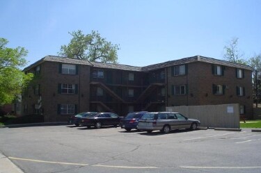 Knollwood and Tanglewood Apartments in Englewood, CO - Building Photo - Building Photo