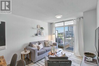 816 Lansdowne Ave in Toronto, ON - Building Photo - Building Photo