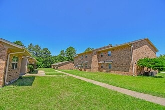 400 Pine Burr Ln in Kilgore, TX - Building Photo - Building Photo