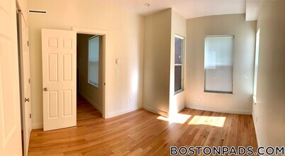 379 Harvard St, Unit 1 in Cambridge, MA - Building Photo - Building Photo