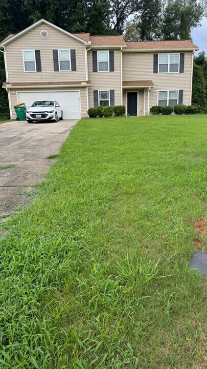 4809 Tuong Yen Ct in Forest Park, GA - Building Photo