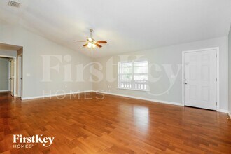 8240 Stoner Rd in Riverview, FL - Foto de edificio - Building Photo