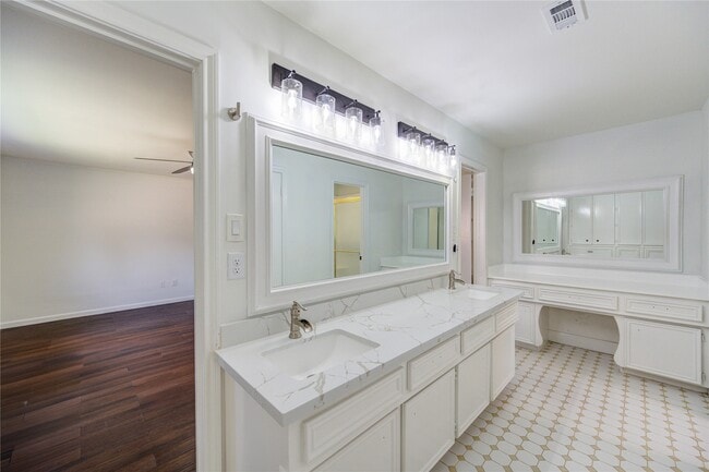 5930 Miller Valley Dr in Houston, TX - Building Photo - Building Photo