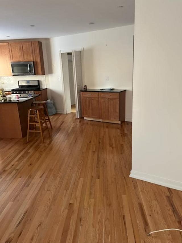 45 Stewart Ave, Unit Apartment A in Huntington, NY - Foto de edificio - Building Photo