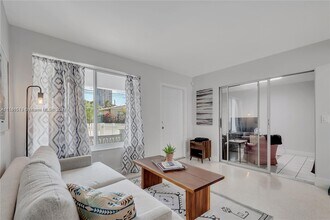 3641 SW 29th St-Unit -3643 in Miami, FL - Foto de edificio - Building Photo