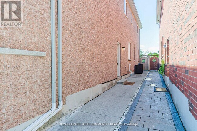 6 Round Hill Ct in Markham, ON - Building Photo - Building Photo