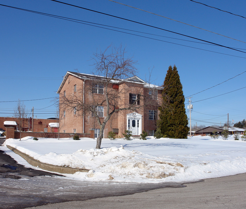 1638 Laurie Dr in Youngstown, OH - Foto de edificio