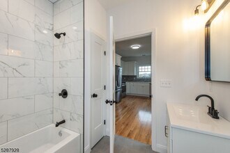 17 N Weiss St, Unit 1 in Manville, NJ - Foto de edificio - Building Photo