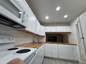 8051 S Colony Cir in Tamarac, FL - Building Photo - Building Photo