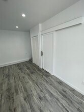 17743 Vanowen St in Reseda, CA - Foto de edificio - Building Photo