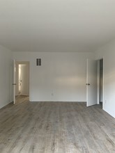 13847 Burbank Blvd, Unit 2 in Los Angeles, CA - Foto de edificio - Building Photo