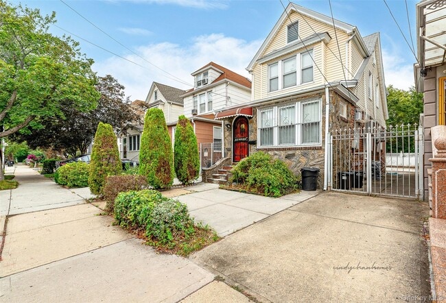 68-39 Kessel St in Queens, NY - Building Photo - Building Photo