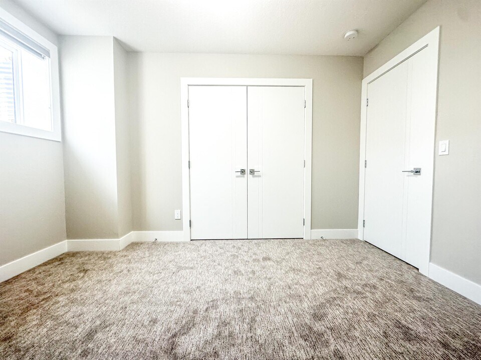 36 Midtown Cl SW in Airdrie, AB - Building Photo