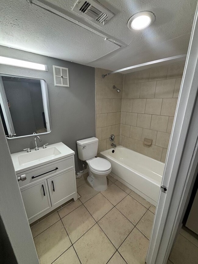 7900 Brookriver Dr in Dallas, TX - Building Photo - Building Photo