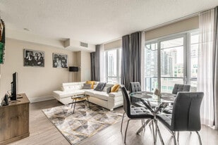 300 Front St W in Toronto, ON - Building Photo