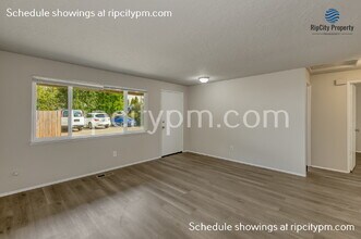 126 NE Liberty Ave in Gresham, OR - Building Photo - Building Photo