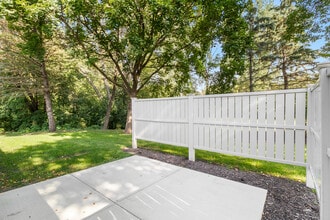 Tanager Creek Townhomes in Eden Prairie, MN - Foto de edificio - Building Photo