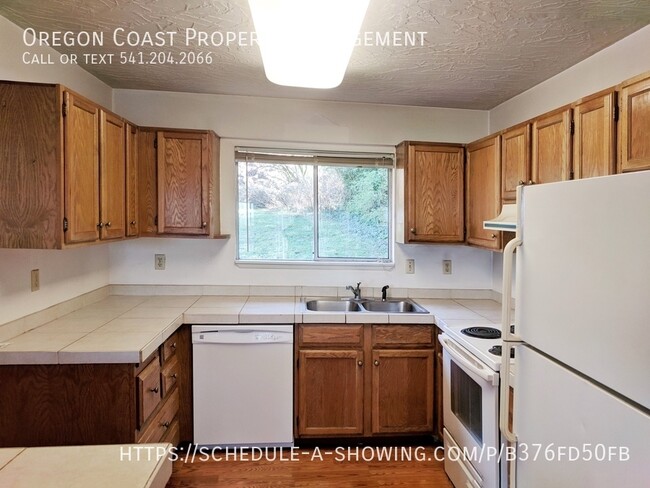 584 Hwy 101 S in Yachats, OR - Building Photo - Building Photo