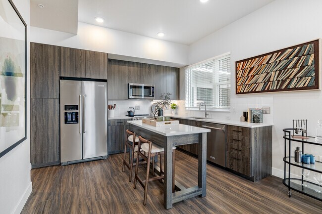 The Emerson in Englewood, CO - Foto de edificio - Building Photo
