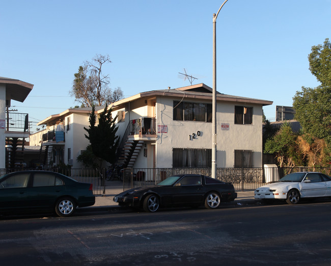 120-124 E Avenue 40 in Los Angeles, CA - Foto de edificio - Building Photo