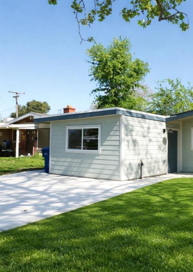 5650 San Vincente Way, Unit B