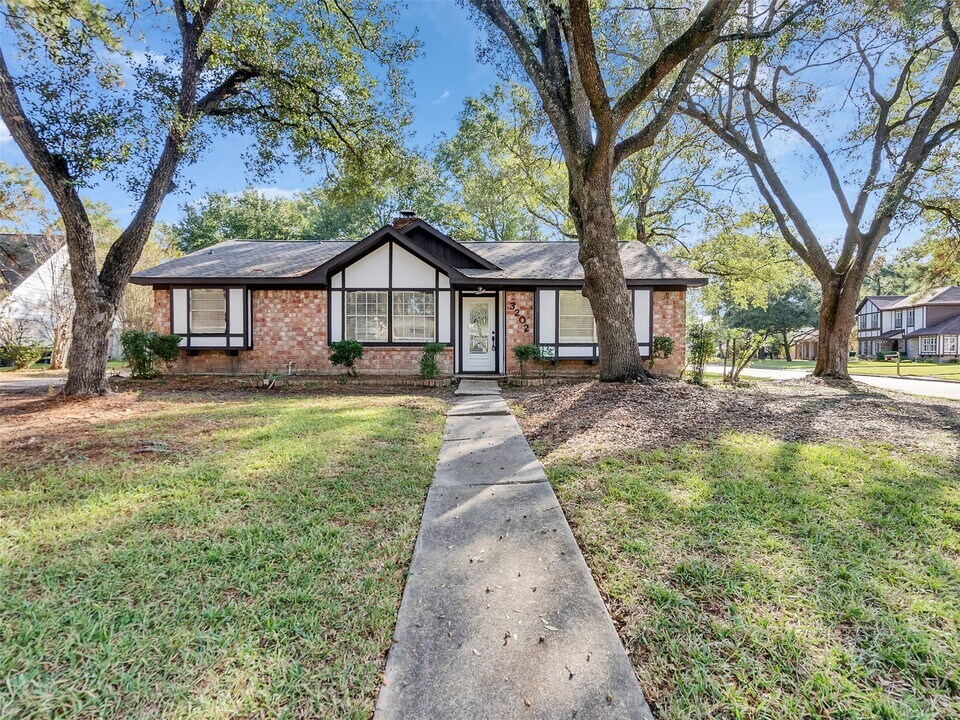 3202 Lakehaven Dr in Houston, TX - Foto de edificio