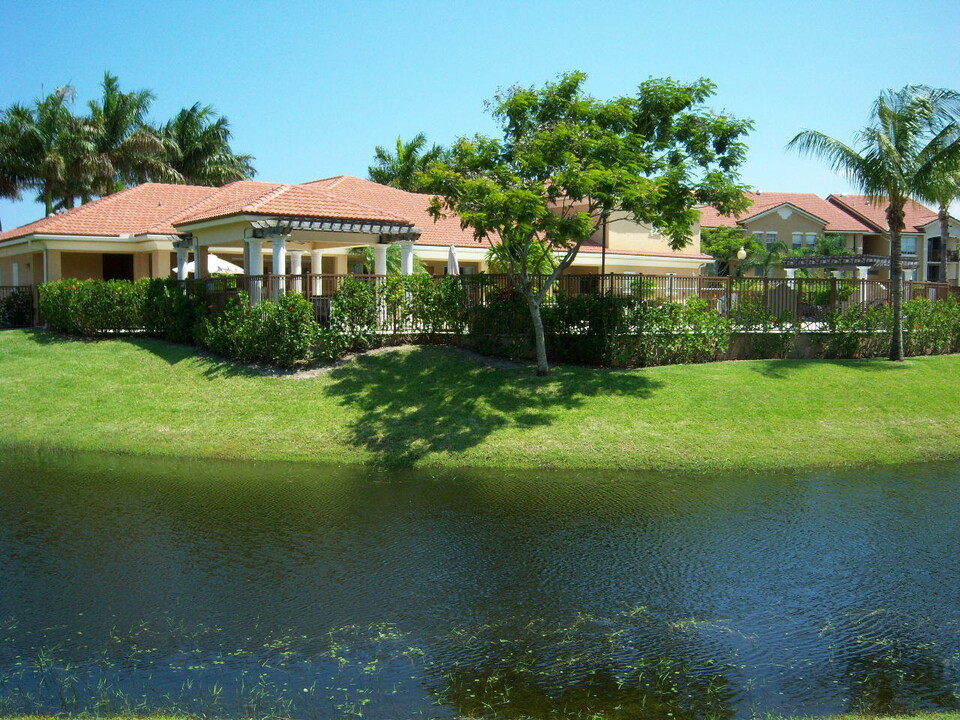 512 Villa Cir in Boynton Beach, FL - Building Photo