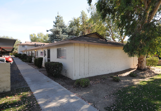 Village Lane Apartments in Bakersfield, CA - Building Photo - Building Photo