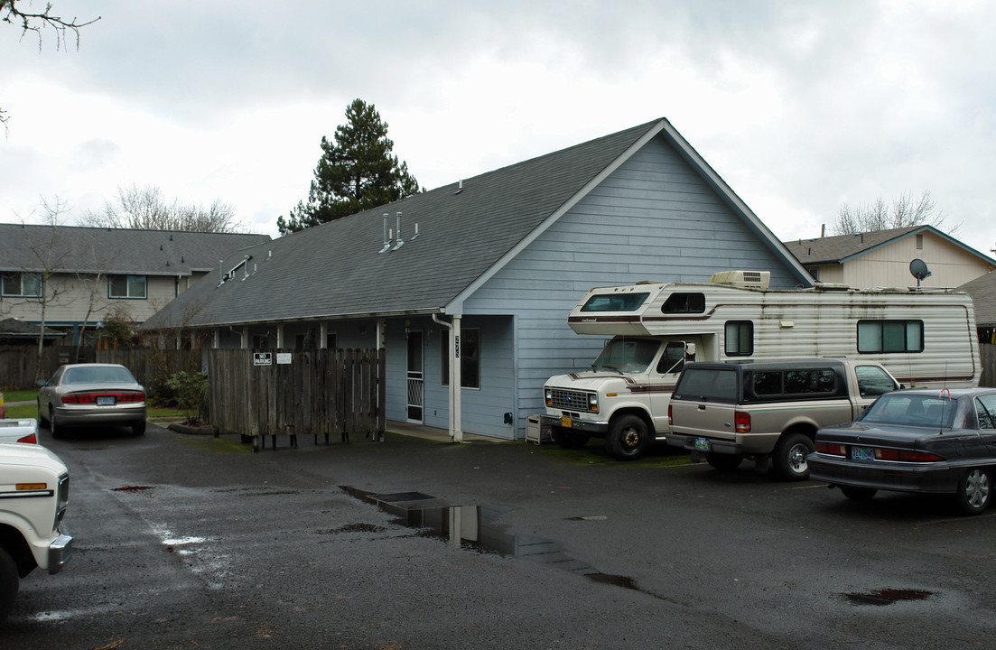 275 S 41st St in Springfield, OR - Building Photo