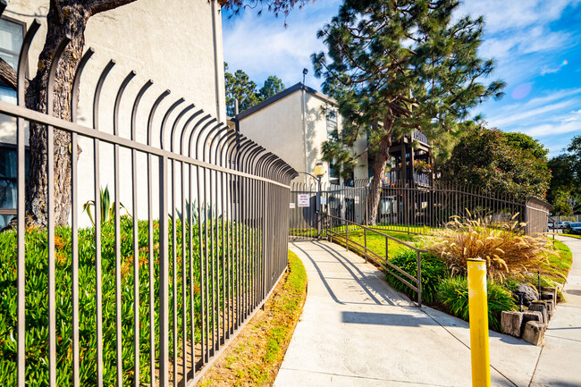 Cross Creek Village in Playa Del Rey, CA - Building Photo - Building Photo