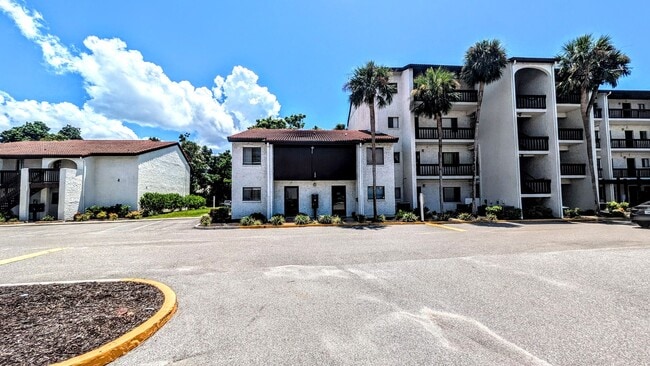 1626 Stickney Point Rd in Sarasota, FL - Building Photo - Building Photo