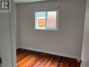 119 Shawnee Cir in Toronto, ON - Building Photo - Building Photo