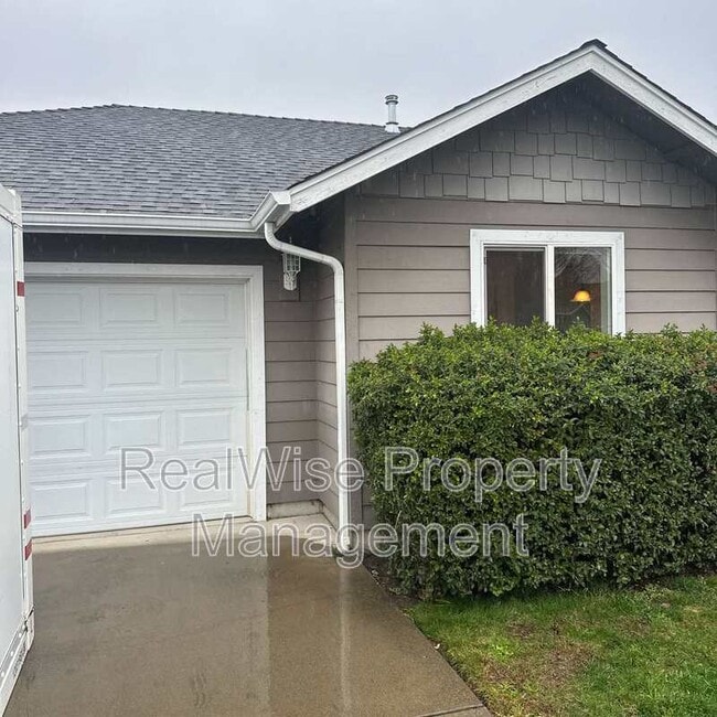 1223 SW Sun Glo Dr in Grants Pass, OR - Building Photo - Building Photo