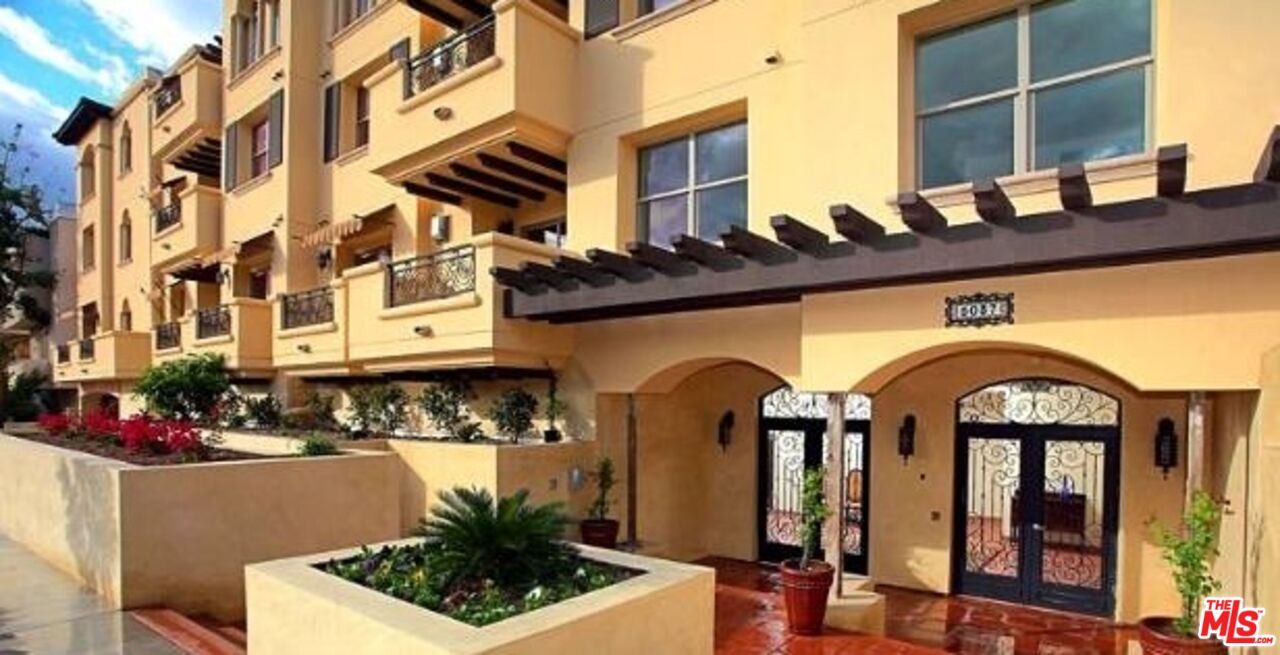 5037 Rosewood Ave in Los Angeles, CA - Building Photo