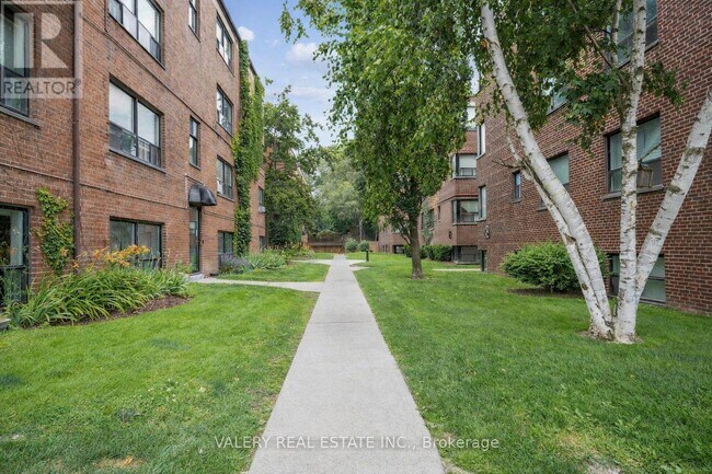 3015 Queen St E in Toronto, ON - Building Photo - Building Photo